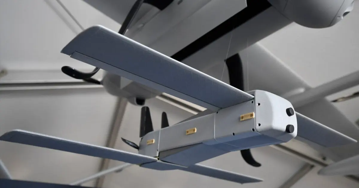 Logo-urile Renault și Thales alături de o imagine a dronei Toutatis.